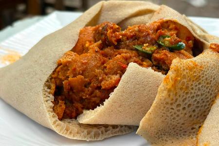 Fir-Fir aus dem traditionellen Fladenbrot Injera ist in Äthiopien vom Frühstückstisch nicht wegzudenken.