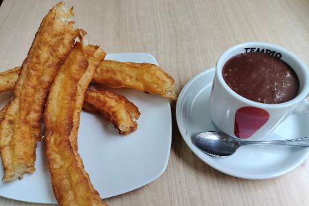 Die Spanier lieben ihre Churros mit dickflüssiger heißer Schokolade - ein äußerst kalorienreiches Frühstück.