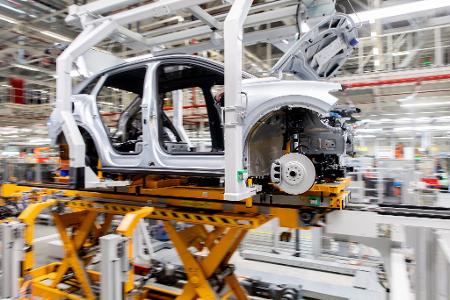 Die deutsche Autoindustrie schaut positiver in die Zukunft. (Symbobild)