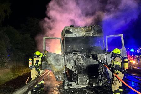 Sattelzug in Vollbrand auf der A1