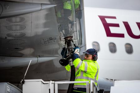 Das Luftfahrtbundesamt soll künftig überwachen, dass dem Flugbenzin ausreichend nachhaltige Kraftstoffe beigemischt werden. 
