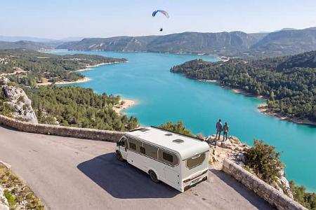 Dethleffs Just Van T5 Wohnmobil von außen auf der Straße in schöner Landschaft
