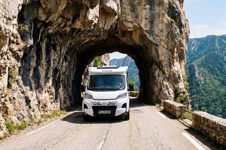 Dethleffs Just Van T5 Wohnmobil von außen auf der Straße in schöner Landschaft