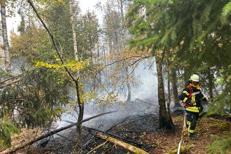 Einsatzkräfte bei der Brandbekämpfung am Boden - Foto: Rheingau-Taunus-Kreis
