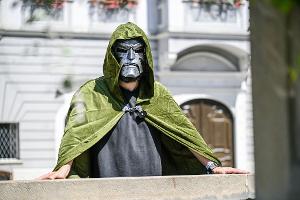 Oberbürgermeister Jan Rothenbacher wirbt als Bösewicht "Doctor Doom" dafür, dass der nächste Marvel-Film in Memmingen Premiere feiert.