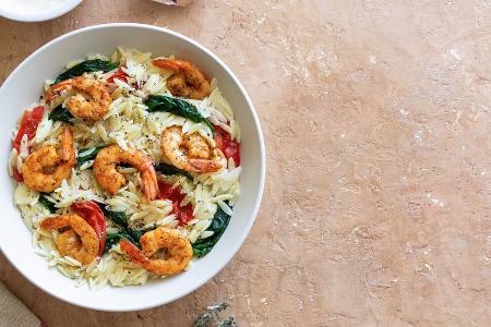 Mediterrane Pasta: Cremige Orzo-Pfanne mit Shrimps