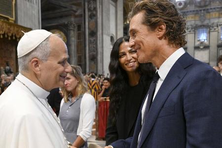 Papst Leo XIV. begrüßt Matthew McConaughey im Vatikan