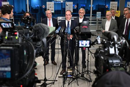 Dobrindt unterbrach seinen Urlaub für eine Lagebesprechung vor Ort. 
