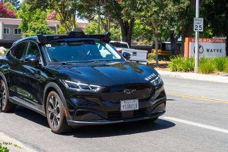 Solche zu selbstfahrenden Autos umgebauten Mustang-Elektroautos von Ford sollen Fahrgäste in London befördern.