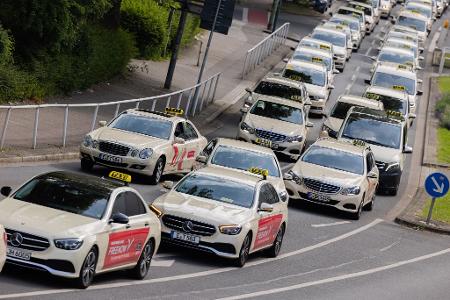 Die Taxibranche fordert Mindestpreise für die Mietwagenplattformen. (Archivbild)