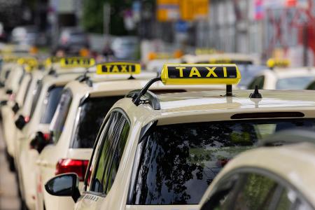 Die Taxibranche kämpft seit Jahren gegen den Wettbewerb durch Mietwagenplattformen wie Uber oder Bolt. (Archivbild)