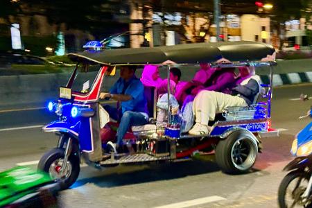 Für Touristen aus aller Welt gehört eine Fahrt mit einem knatternden Tuk-Tuk zum Bangkok-Besuch einfach dazu.