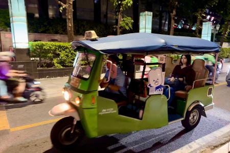 Immer mehr moderne Elektro-Tuk-Tuks fahren durch die Stadt.