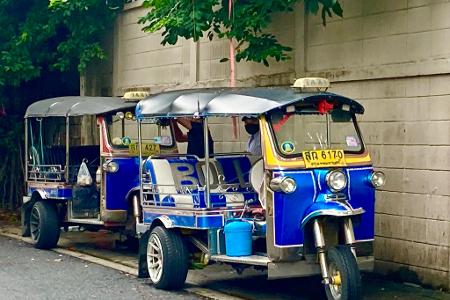 Die Knatterkisten stehen in Bangkok allerorts am Straßenrand.