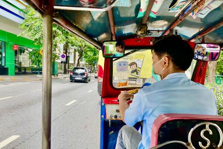 Eine Fahrt durch Bangkok mit dem warmen Fahrtwind im Haar ist eine beliebte Touristenattraktion.