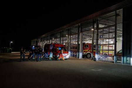 Einsatzkräfte treffen sich vor der Feuerwehrwache in Preetz.