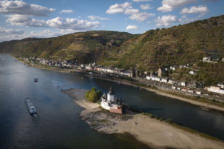 Das Niedrigwasser am Rhein belastet die deutsche Wirtschaft.