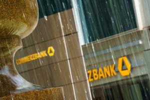 Seit fast zwei Jahren wehrt sich die Commerzbank gegen eine Übernahme. (Archivbild)