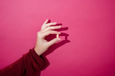 Hand hält eine Tablette hoch