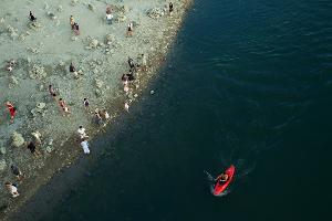 Das Niedrigwasser der Donau legt Inseln frei. 