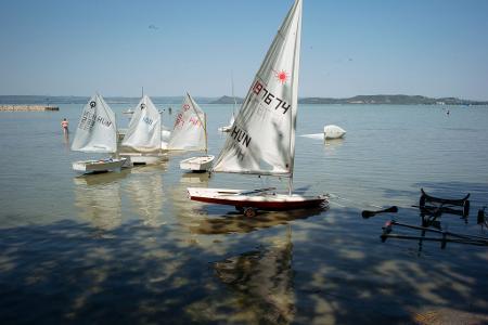 Auch am Plattensee bleiben die Segelboote unbenutzbar am Ufer stecken. 