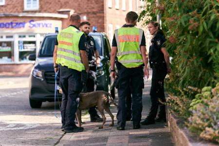 Zahlreiche Einsatzkräfte und auch Hunde waren an der Suche beteiligt.