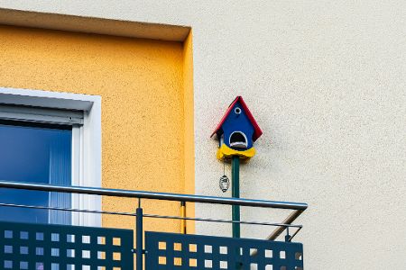 Nistkasten neben einem Balkon