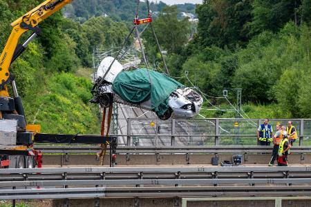 Drei Menschen sind bei einem schweren Unfall auf der Autobahn 3 in der Oberpfalz ums Leben gekommen, als ihr Wagen von der Fahrbahn abkam und auf eine Bahnstrecke geriet.