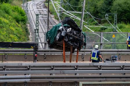Wegen der Bergungsarbeiten sind sowohl die A3 als auch die Bahnstrecke gesperrt.