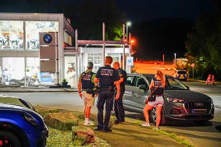 Die Polizei prüft nach Schüssen auf ein Auto, ob es sich um einen Hinterhalt gehandelt haben könnte. 