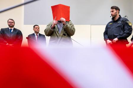 Zu Prozessbeginn reckte er den Zeigefinger hoch – eine unter Muslimen verbreitete religiöse Geste, die aber auch als Erkennungszeichen unter Islamisten gilt. (Archivbild)