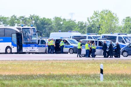 Zahlreiche Einsatzwagen der Polizei sind an der 