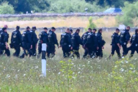Ob die Beamten vor Ort nach dem zweiten, bisher unbekannten Flugobjekt suchen, blieb zunächst unklar.