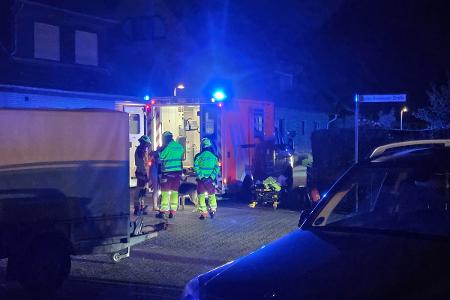 Der Rettungsdienst betreute die Bewohnerin samt Hund.