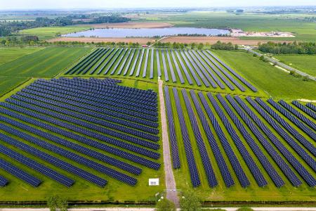 Die Grünen erwarten, dass der Ausbau von Erneuerbaren und Speichern die Energiepreise drückt. (Archivbild)