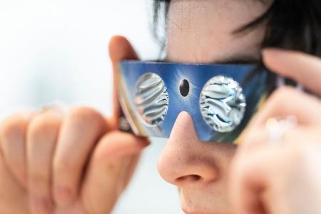 Wer die totale Sonnenfinsternis in Spanien am kommenden Mittwoch beobachten will, muss unbedingt eine dafür zertifizierte Spezialbrille aufsetzen. Anderenfalls drohen irreparable Augenschäden. 