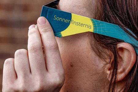 Spezielle Sonnenbrillen für die Beobachtung einer Sonnenfinsternis sind für wenige Euro zu haben.