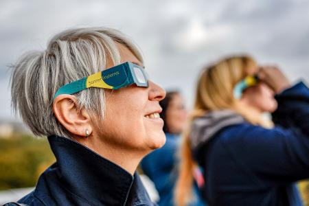 In Spanien wurden Hunderte offizielle Beobachtungsplätze für die Sonnenfinsternis am 12. August eingerichtet. Die Sonne steht dann ganz tief über dem Horizont und schon kleine Hügel, eine Baumgruppe oder ein Gebäude können den Spaß verderben.