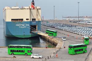 Im Hafen der chinesischen Stadt Yantai werden elektrische Doppeldeckerbusse für den Export verschifft. (Archivbild)