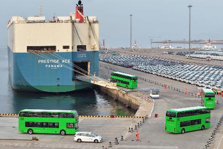 Im Hafen der chinesischen Stadt Yantai werden elektrische Doppeldeckerbusse für den Export verschifft. (Archivbild)