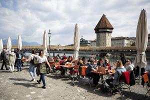 Ein Restaurant an der Reuss in Luzern, die Kapellbrücke ist im Hintergrund zu sehen.(Archivbild)