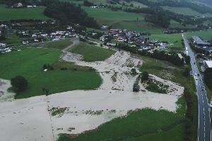 Der Tobersbach in Uttendorf trat über die Ufer. 