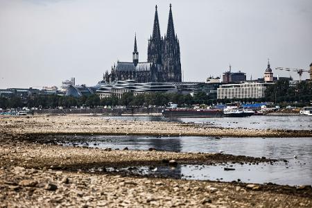 In Köln wurde zuletzt ein Rekord-Niedrigwasser im Rhein gemessen (Archivbild)