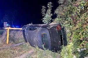 Der Wagen überschlug sich und kam im Grünstreifen zu Liegen.
Foto: Polizei Minden-Lübbecke