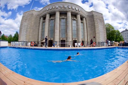 Baden vor der Volksbühne: „Volksbad“ eröffnet am Rosa-Luxemburg-Platz