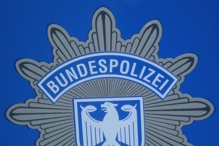 Die Bundespolizei hat in Garmisch-Partenkirchen einen Georgier wegen Urkundenfälschung festgenommen.