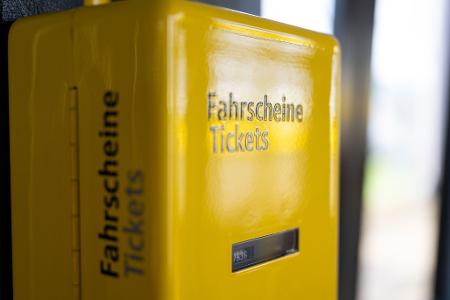 Die App "FreiFahren" warnt vor Kontrollen im Berliner Nahverkehr. (Symbolbild)