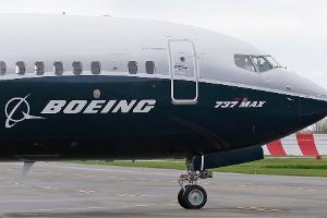 Rund 470 Maschinen des Typs Boeing 737 Max sollen auf Risse neben Türen überprüft werden. (Archivbild)