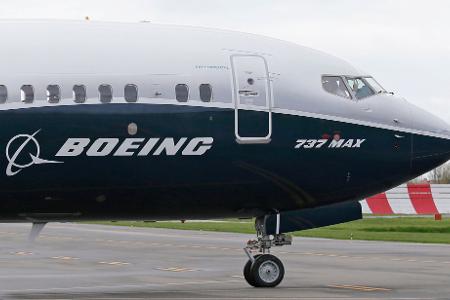 Rund 470 Maschinen des Typs Boeing 737 Max sollen auf Risse neben Türen überprüft werden. (Archivbild)