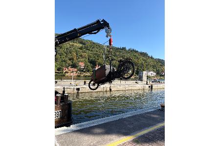 Das aus dem Neckar geborgene E-Lastenfahrrad